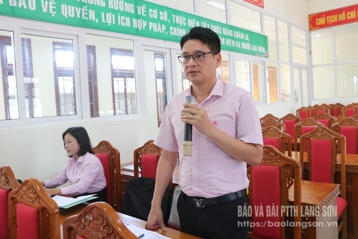Lãnh đạo Phòng Giao dịch NHCSXH Hữu Lũng phát biểu ý kiến tại hội nghị