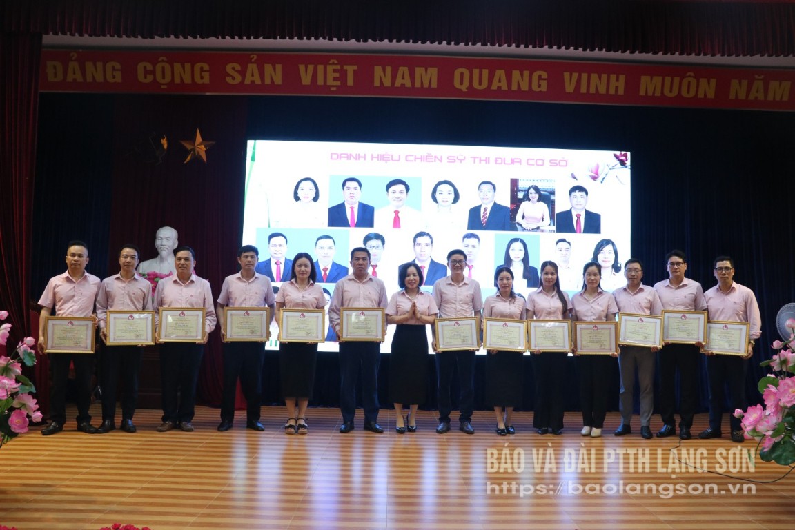 Lãnh đạo Chi nhánh NHCSXH tỉnh trao tặng danh hiệu chiến sỹ thi đua cơ sở năm 2024 của Tổng Giám đốc NHCSXH Việt Nam cho các cá nhân