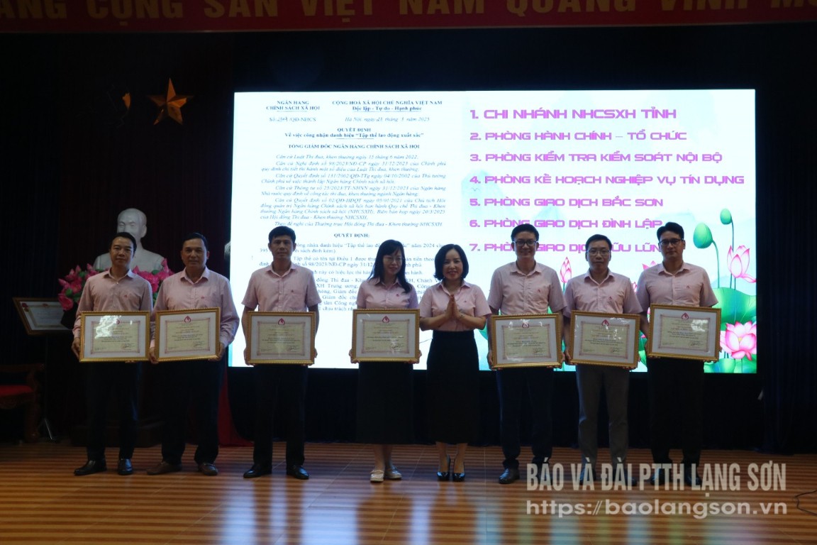 Lãnh đạo Chi nhánh NHCSXH tỉnh trao tặng danh hiệu lao động xuất sắc năm 2024 của Tổng Giám đốc NHCSXH Việt Nam cho các tập thể