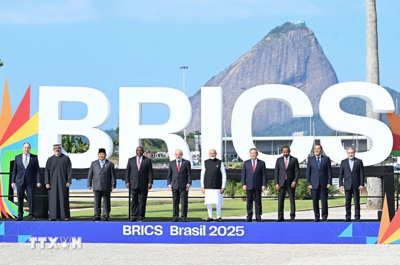 Lãnh đạo các nước BRICS chụp ảnh chung tại Hội nghị thượng đỉnh BRICS ở Rio de Janeiro, Brazil, ngày 6/7/2025. (Ảnh: THX/TTXVN)