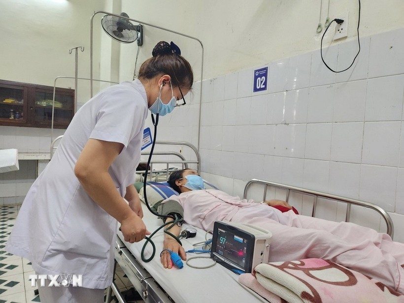 Kiểm tra, theo dõi sức khỏe bệnh nhân mắc liên cầu lợn. (Ảnh: Mai Trang/TTXVN)