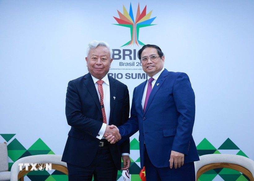 Thủ tướng Phạm Minh Chính gặp ông Kim Lập Quần, Chủ tịch Ngân hàng Đầu tư hạ tầng châu Á (AIIB). (Ảnh: Dương Giang/TTXVN)