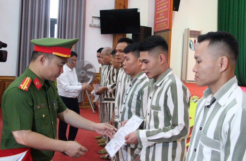 Các phạm nhân tại Trại giam Thanh Cẩm, tỉnh Thanh Hóa được trao Quyết định đặc xá của Chủ tịch nước dịp 30/4 vừa qua.