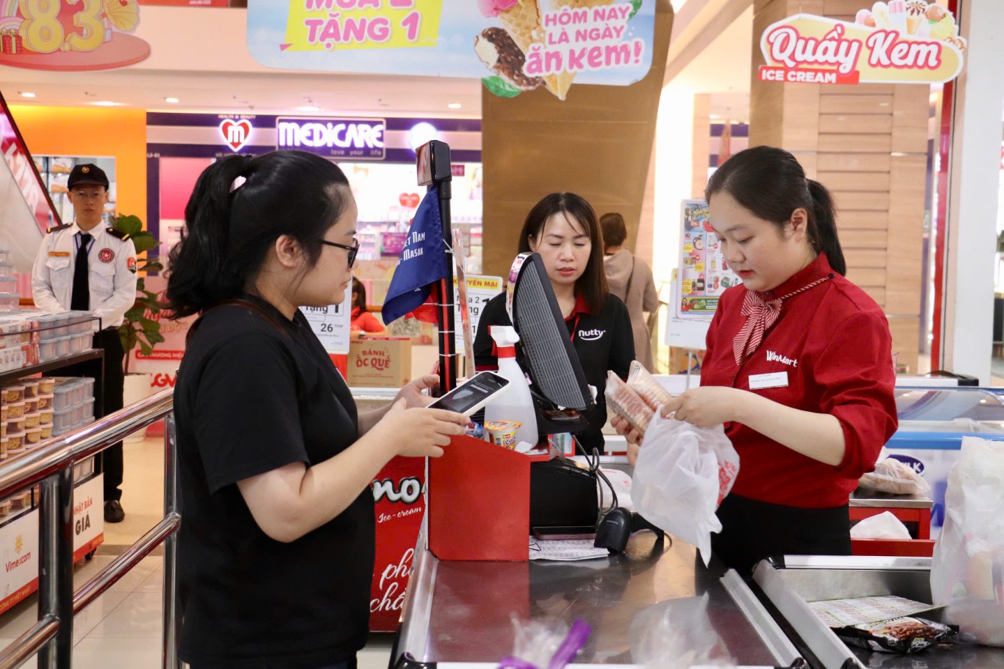Người dân mua sắm hàng hóa tại siêu thị WinMart, phường Lương Văn Tri