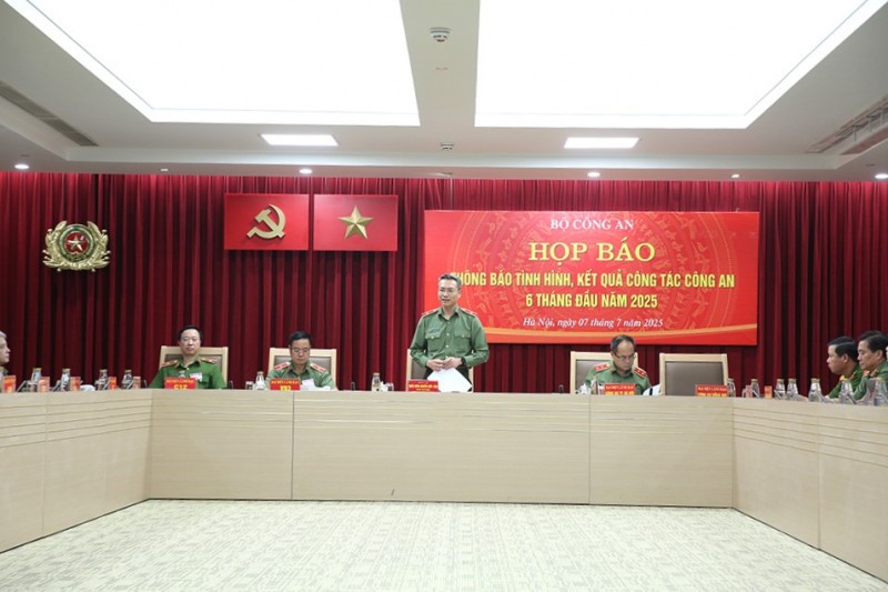 Thiếu tướng Nguyễn Quốc Toản, Chánh Văn phòng, Người phát ngôn Bộ Công an chủ trì họp báo.