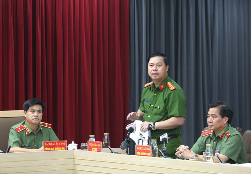 Đại tá Nguyễn Công Khôi thông tin với báo chí tại buổi họp báo.