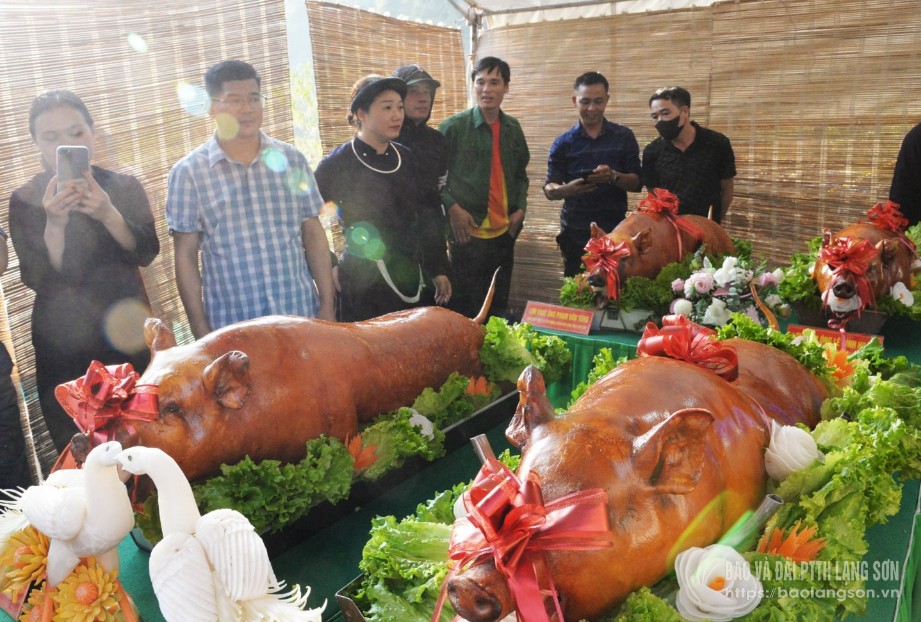 Du khách trải nghiệm cuộc thi "Quay lợn" tại lễ hội Đồng Lâm, xã Hữu Liên