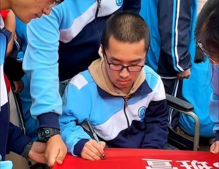 Chuan Zhuyu mắc chứng rối loạn cơ nên không thể tự đi. (Ảnh: Handout)