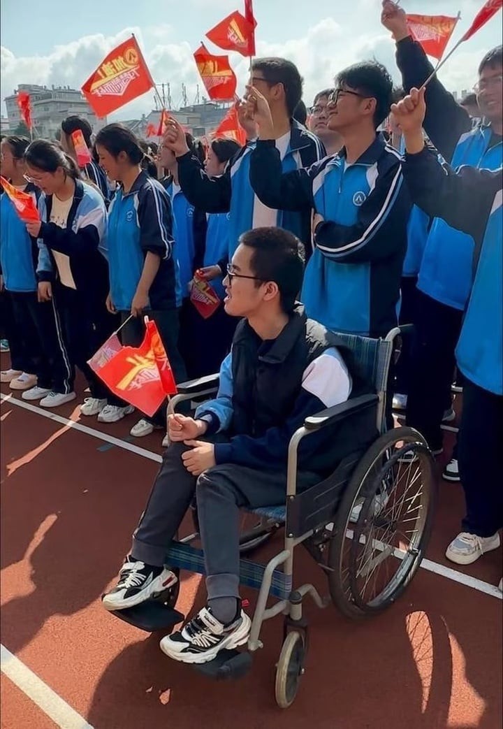 Chuan được các bạn cùng lớp rất yêu mến. (Ảnh: Handout)