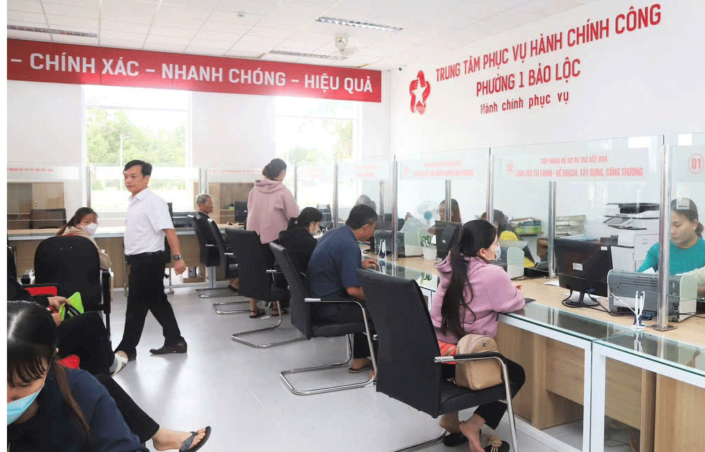 Người dân đến làm thủ tục hành chính tại Trung tâm phục vụ hành chính công Phường 1 Bảo Lộc - tỉnh Lâm Đồng.