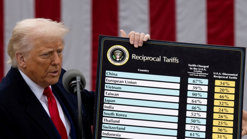 Tổng thống Mỹ Donald Trump lần đầu công bố các mức thuế với hàng loạt quốc gia hồi tháng 4. Ảnh Reuters.