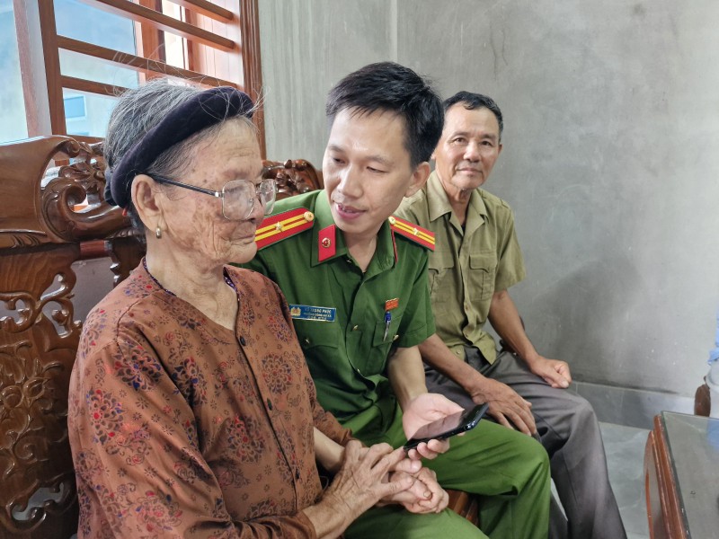 Bà Trịnh Thị Mệch và ông Trịnh Văn Lai xúc động khi nghe Công an xã thông tin đã xác định được danh tính hài cốt liệt sĩ Trịnh Văn Hai.