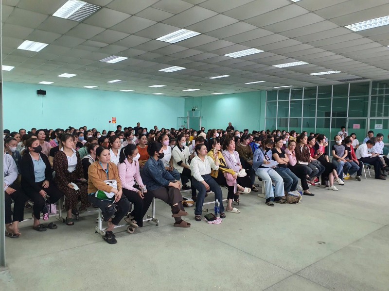 Công nhân Công ty TNHH May Minh Hoàng 2 tham dự buổi đối thoại.