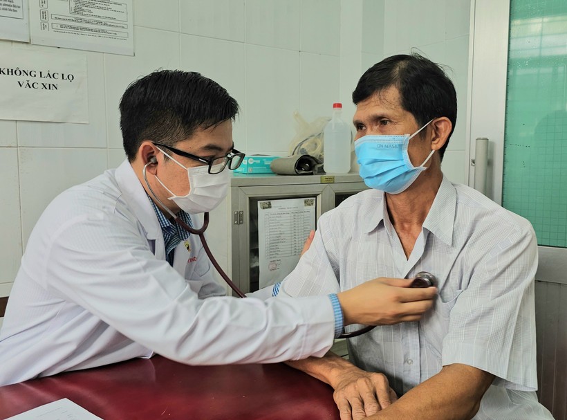 Các y, bác sĩ tư vấn sức khỏe cho người dân. (Ảnh: Chương Đài/TTXVN)