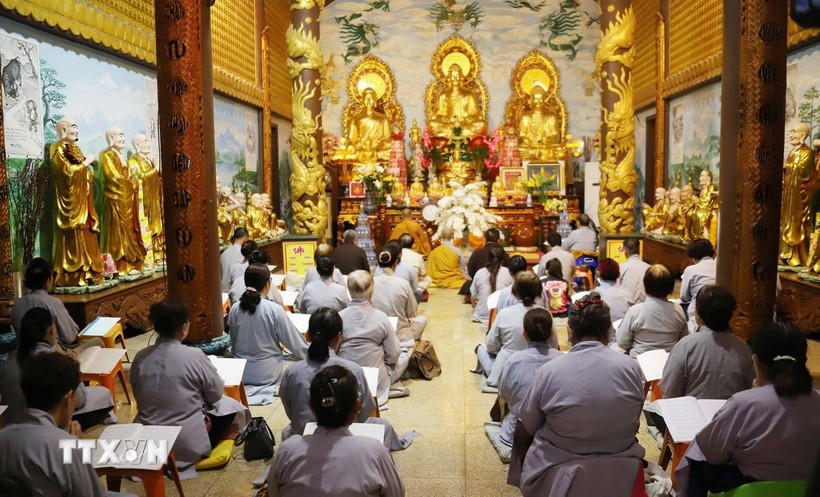 Quang cảnh Lễ cầu nguyện quốc thái dân an tại chùa Phật Tích ở thủ đô Vientiane (Lào). (Ảnh: Xuân Tú/TTXVN)
