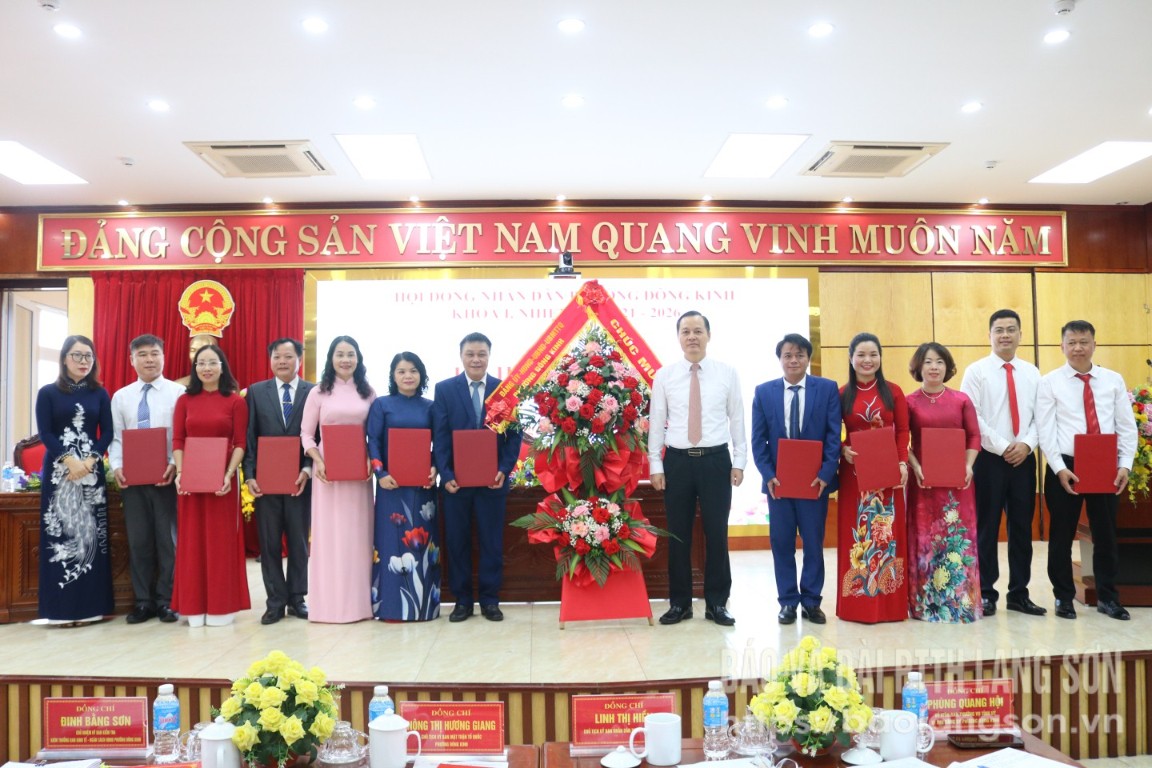 Bí thư Đảng ủy phường Đông Kinh trao các quyết định cho các đồng chí lãnh đạo Đảng ủy, HĐND, UBND, lãnh đạo các ban HĐND phường