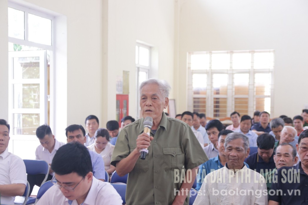 Cử tri xã Tân Tri nêu ý kiến tại hội nghị