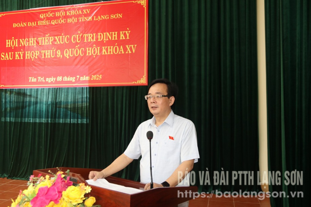Đồng chí Triệu Quang Huy, Tỉnh ủy viên, Ủy viên Ủy ban Kinh tế và Tài chính, Phó Trưởng Đoàn chuyên trách Đoàn ĐBQH tỉnh phát biểu tại hội nghị