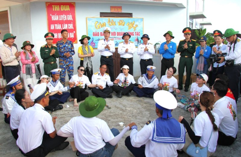 Cô và trò Trường Cao đẳng Nghệ thuật Hà Nội giao lưu cùng cán bộ, chiến sĩ đảo Đá Thị (thuộc quần đảo Trường Sa).