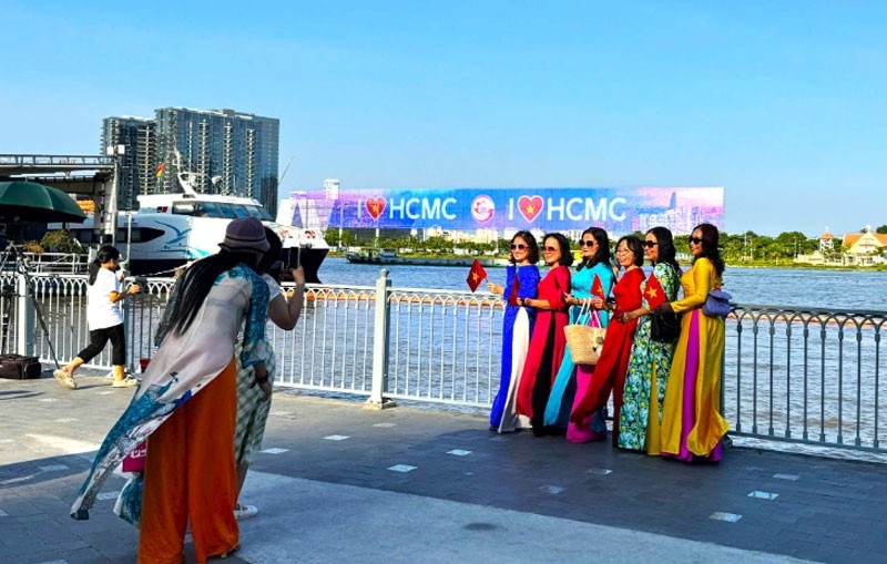 Nhu cầu du lịch của người dân và du khách tăng trong dịp hè.