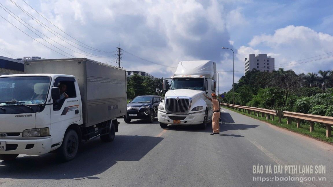 Lực lượng Cảnh sát giao thông, Công an tỉnh có mặt tại hiện trường phân luồng, hướng dẫn, bảo đảm an toàn giao thông