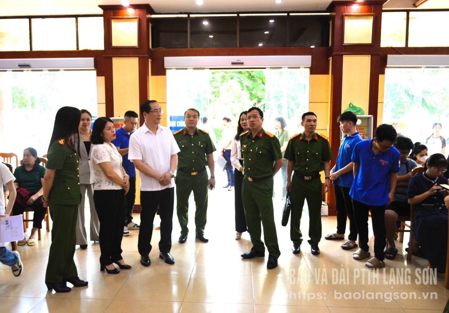 Đoàn kiểm tra thực tế tại Trung tâm Phục vụ hành chính công phường Đông Kinh