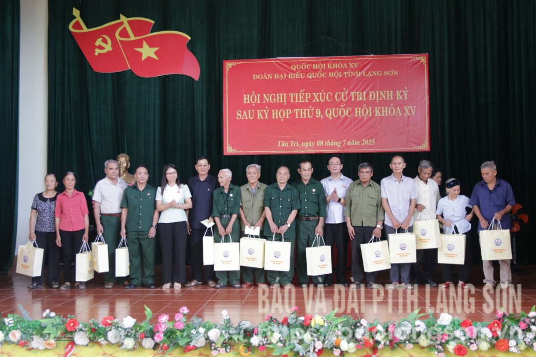 Đoàn ĐBQH tỉnh tặng quà cho một số hộ gia đình trên địa bàn xã Tân Tri