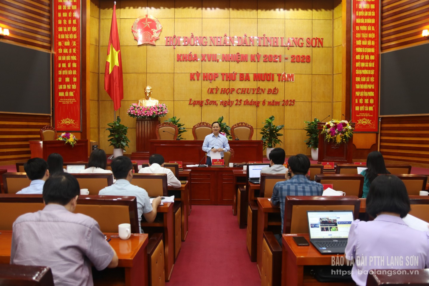 Đồng chí Hoàng Văn Tài, Trưởng Ban Kinh tế – Ngân sách, HĐND tỉnh phát biểu kết luận các nội dung thẩm tra