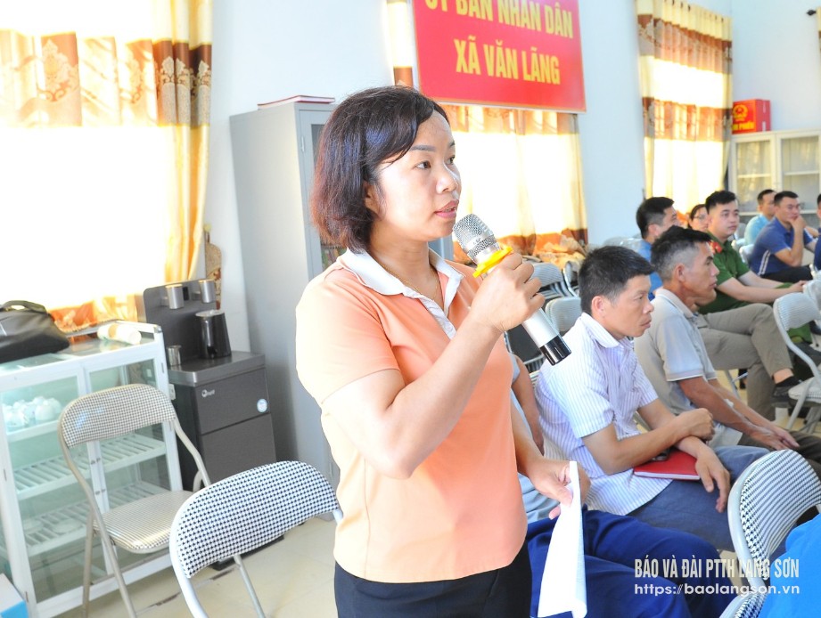 Cử tri thôn Khun Roọc, xã Văn Lãng phát biểu tại hội nghị