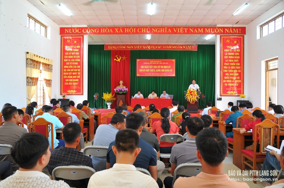 Lãnh đạo UBND xã Văn Lãng phát biểu giải trình tại hội nghị