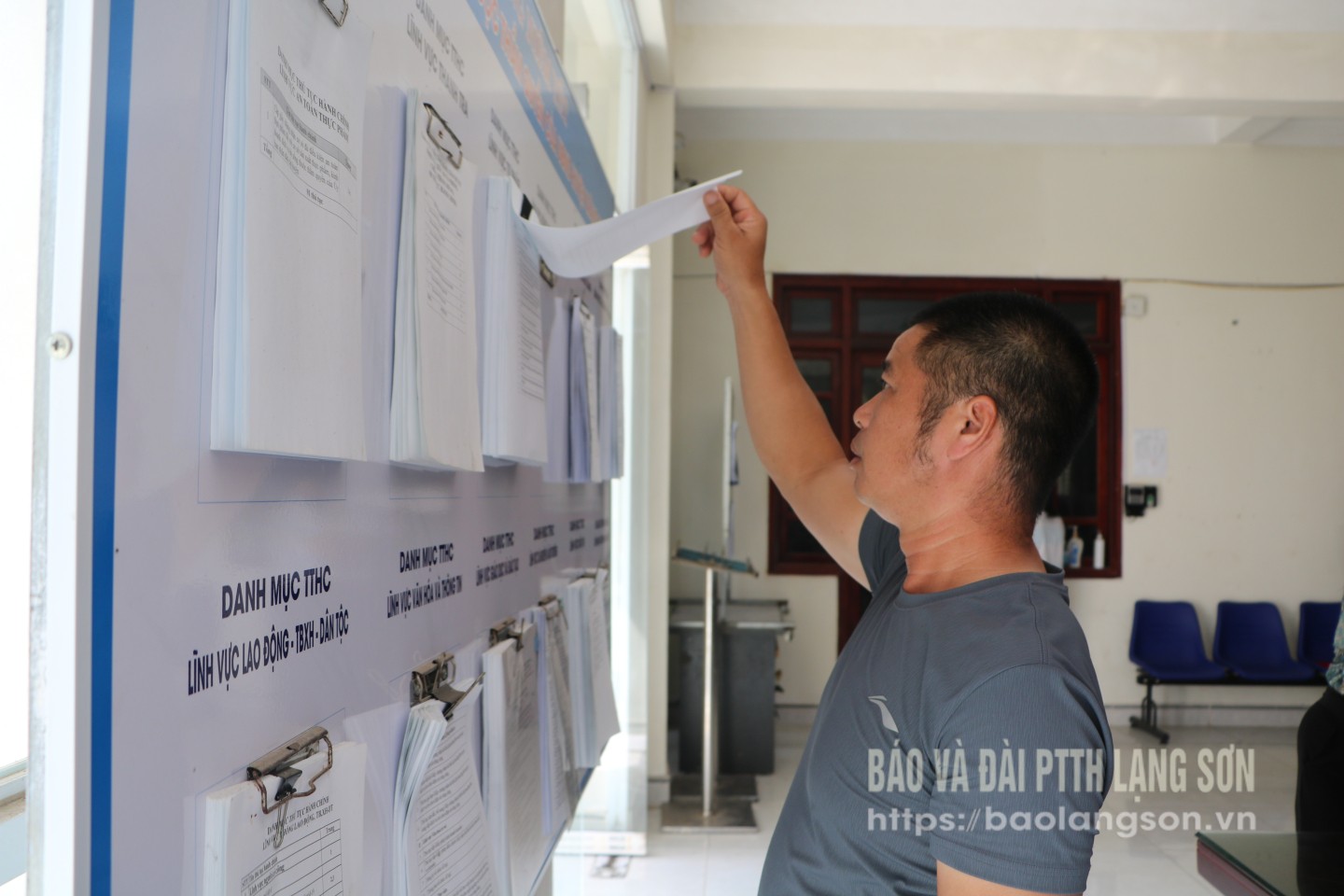 Người dân xã Thất Khê tìm hiểu danh mục thủ tục hành chính được niêm yết tại Trung tâm phục vụ hành chính công xã