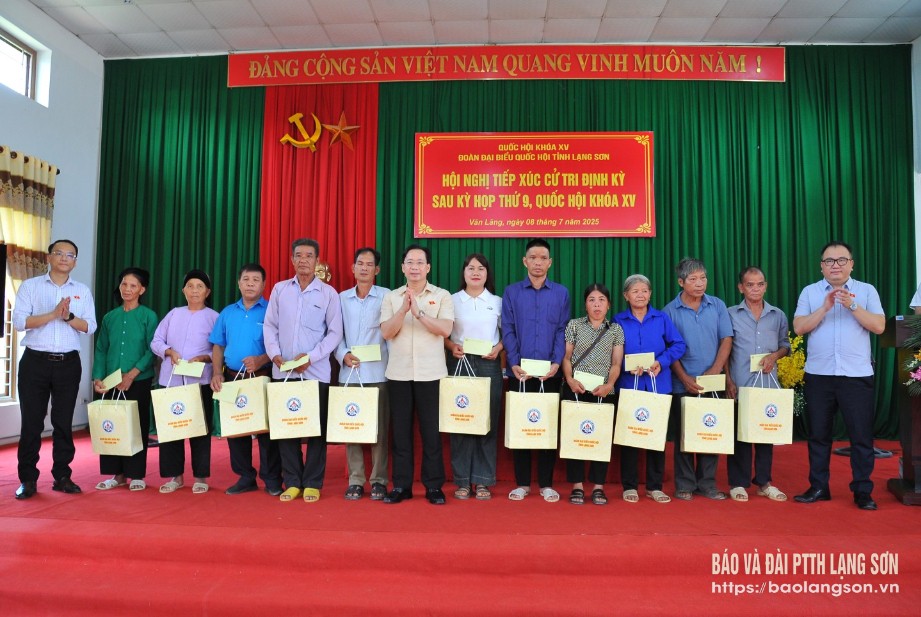 Lãnh đạo Đoàn ĐBQH tỉnh và các ĐBQH tặng quà các gia đình chính sách, người có công trên địa bàn