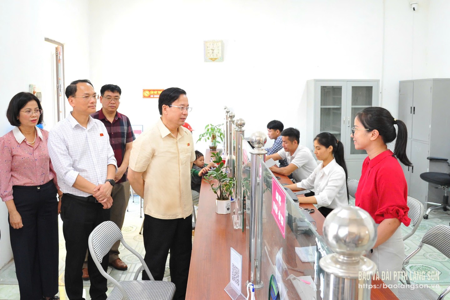 Đoàn ĐBQH tỉnh thăm, kiểm tra thực tế tại Trung tâm Phục vụ hành chính công xã Văn Lãng
