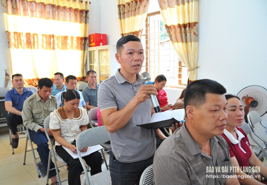 Cử tri thôn Khuổi Hoi, xã Văn Lãng phát biểu tại hội nghị
