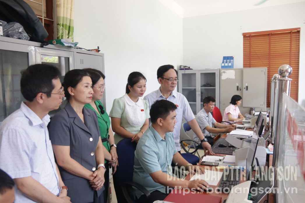 Đoàn ĐBQH cùng đại diện các sở, ngành kiểm tra thực tế tại Trung tâm phục vụ hành chính công xã Tân Tri