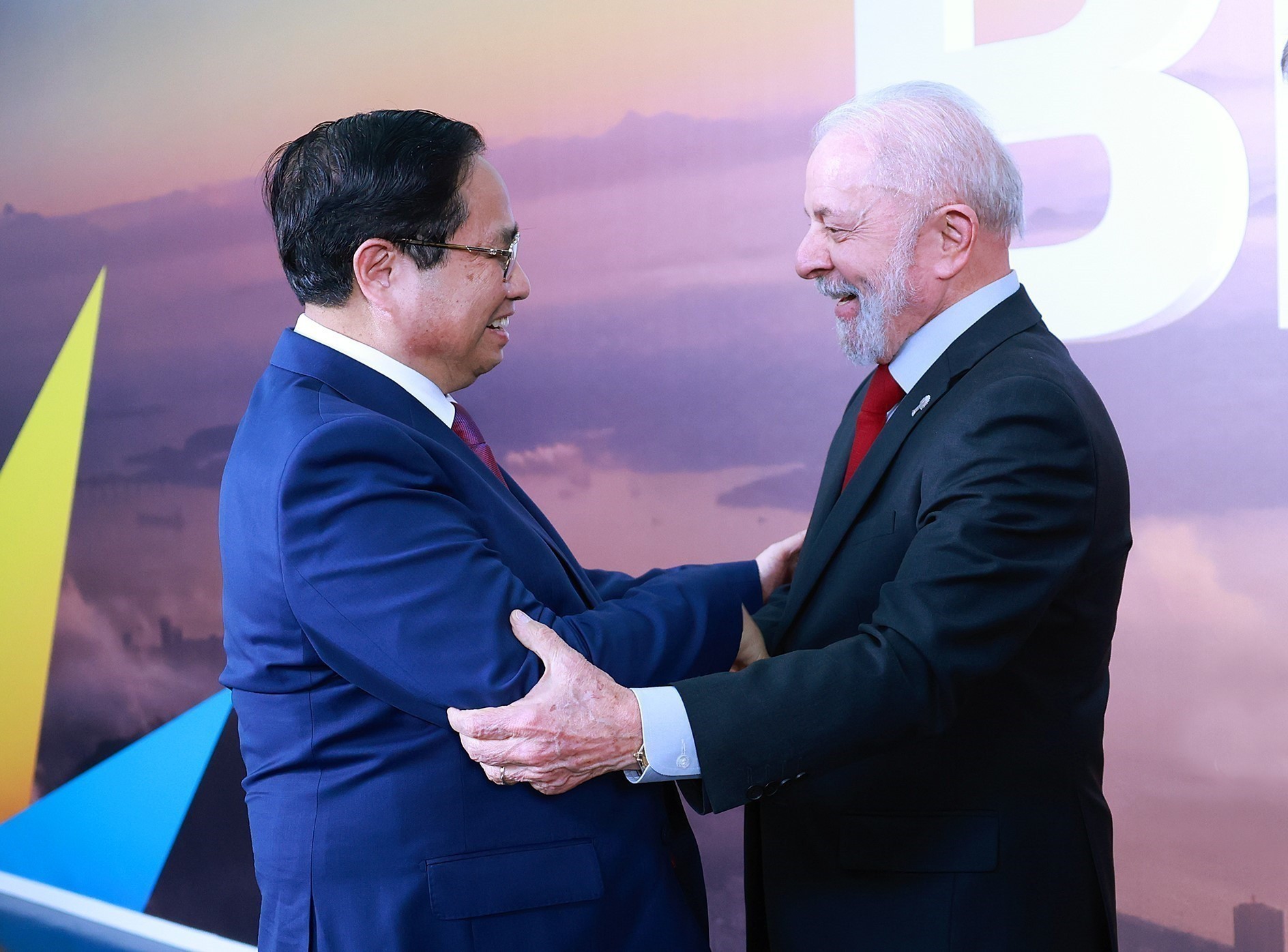 Tổng thống Cộng hòa Liên bang Brazil Lula da Silva đón Thủ tướng Phạm Minh Chính. (Ảnh: Dương Giang/TTXVN)