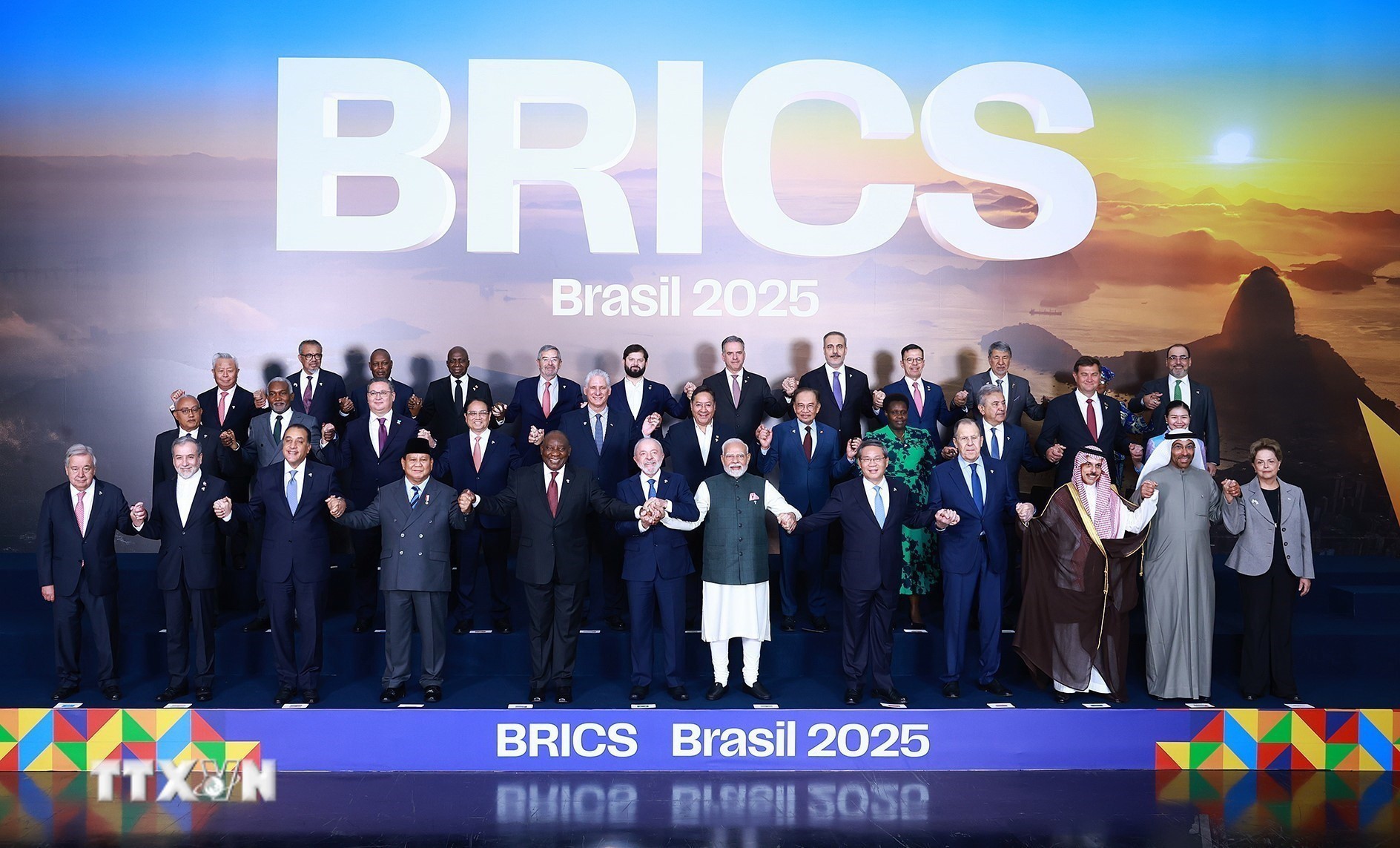Thủ tướng Phạm Minh Chính và các Trưởng đoàn tham dự Hội nghị BRICS mở rộng năm 2025 chụp ảnh chung. (Ảnh: Dương Giang/TTXVN)