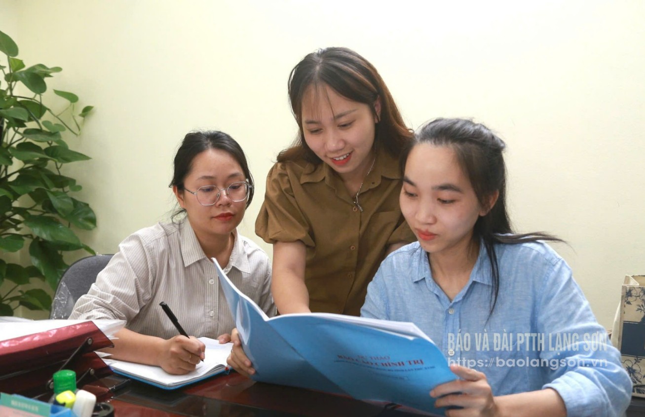 Cán bộ Ban công tác Đoàn và Thanh thiếu nhi, Uỷ Ban MTTQ Việt Nam tỉnh nghiên cứu góp ý dự thảo báo cáo chính trị trình Đại hội đại biểu Đảng bộ tỉnh lần thứ XVIII, nhiệm kỳ 2025-2030