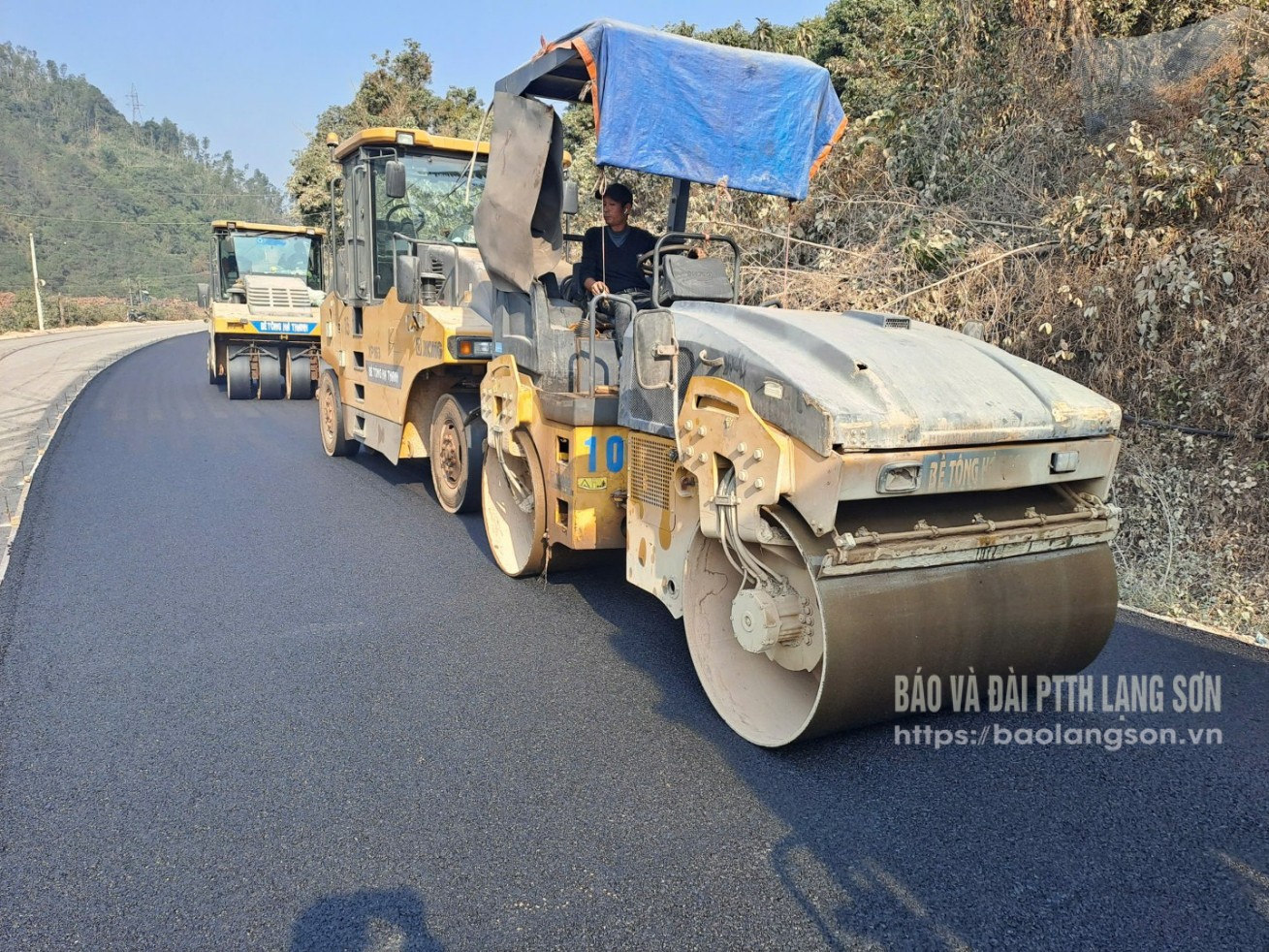 Nhà thầu triển khai thảm mặt đường dự án nâng cấp đoạn Km 18 - Km 80 quốc lộ 4B, đoạn qua xã Đình Lập