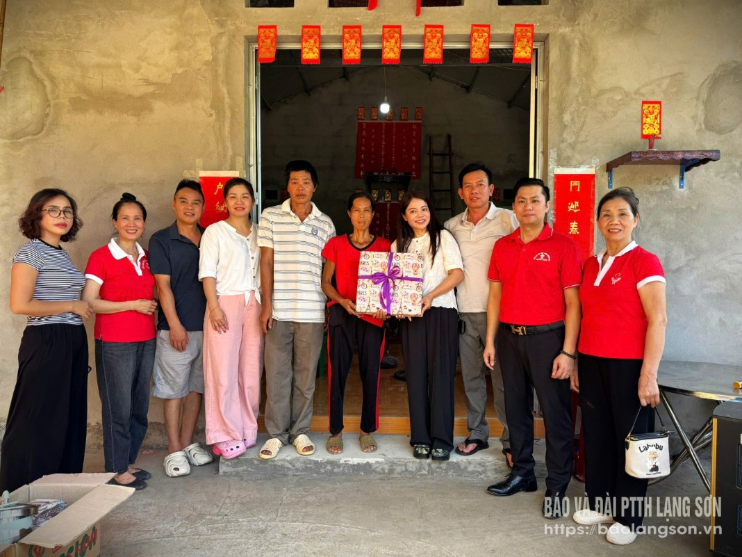 Nhà hảo tâm trao quà cho gia đình anh Âu Văn Hoan tại thôn Nà Kéo Mới, xã Hoàng Văn Thụ
