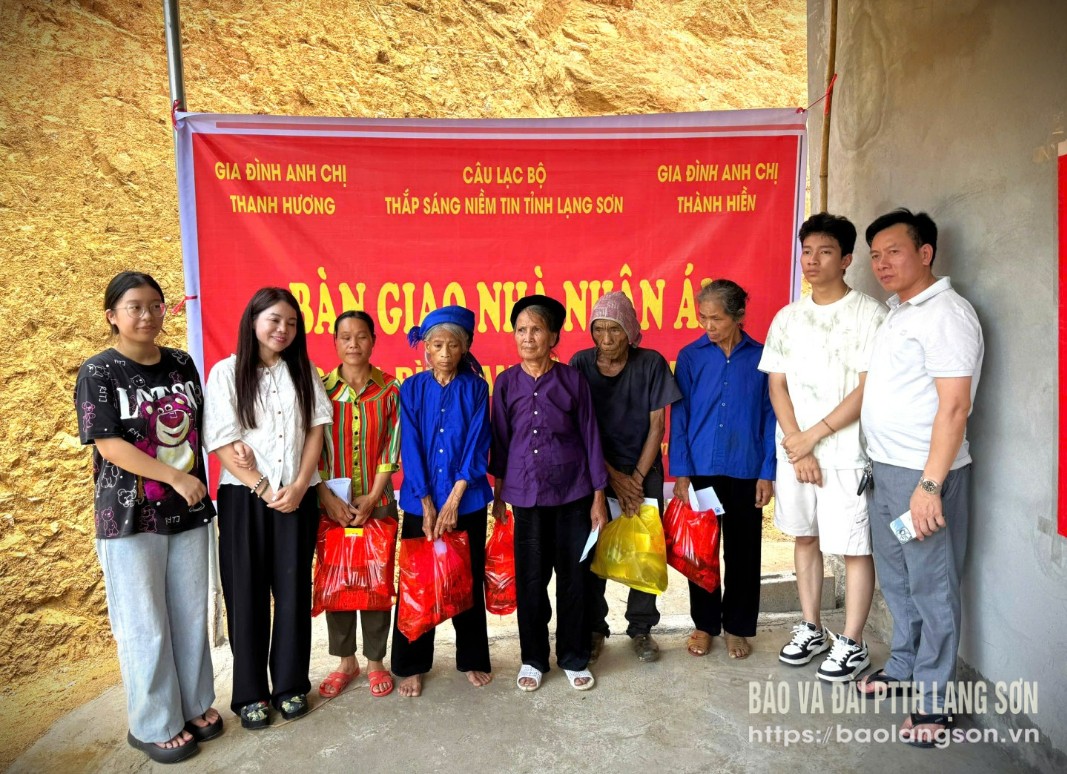 Nhà hảo tâm trao quà cho 5 gia đình có hoàn cảnh khó khăn của thôn Nà Kéo Mới, xã Hoàng Văn Thụ