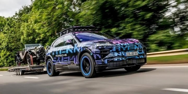 Porsche Cayenne EV kéo chiếc xe cổ kèm theo rơ-móc nặng 3 tấn ngoài đường phố. (Nguồn: Porsche)