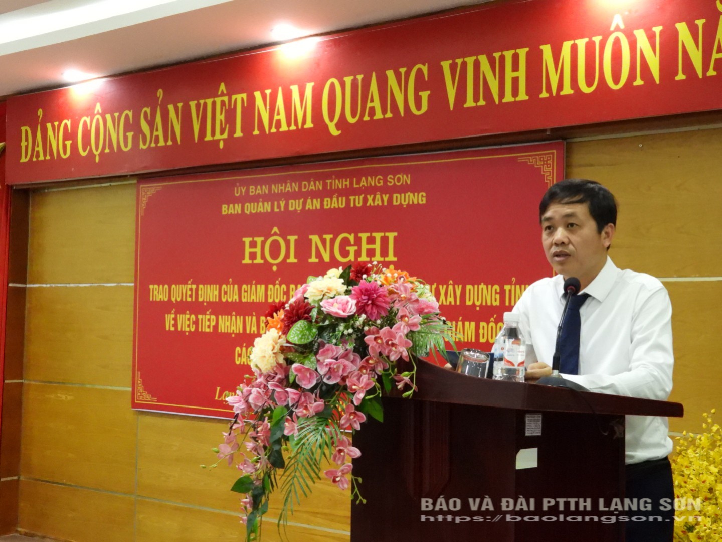 Lãnh đạo Ban quản lý dự án đầu tư xây dựng tỉnh phát biểu tại hội nghị