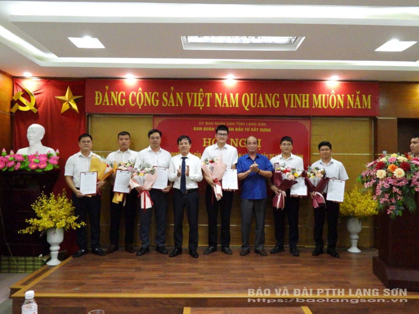 Lãnh đạo Ban quản lý dự án đầu tư xây dựng tỉnh trao quyết định và tặng hoa các đồng chí được bổ nhiệm