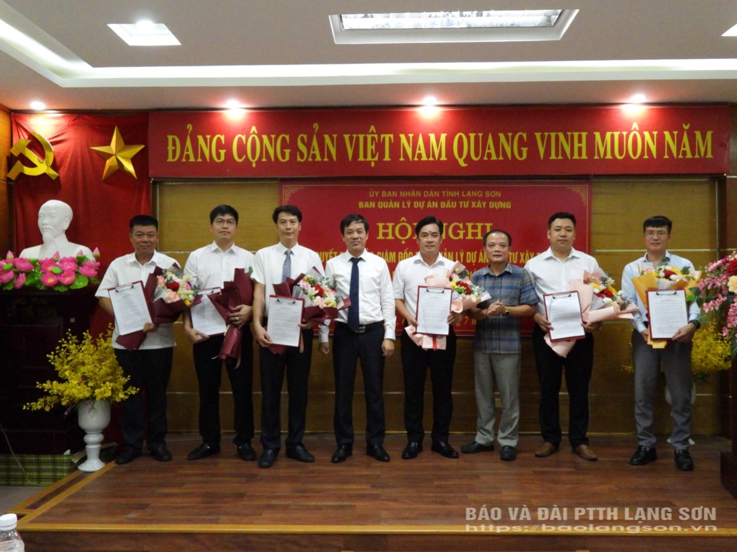 Lãnh đạo Ban quản lý dự án đầu tư xây dựng tỉnh trao quyết định cho các đồng chí được bổ nhiệm