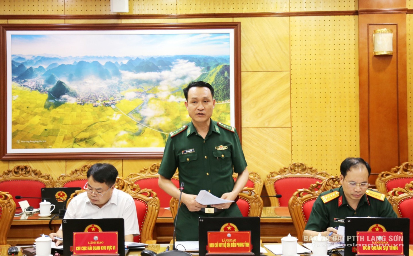 Lãnh đạo Ban Chỉ huy Bộ đội biên phòng báo cáo một số nội dung liên quan tại cuộc họp