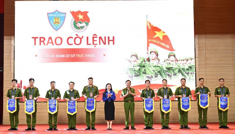 Đại diện 10 đơn vị cơ sở nhận Cờ lệnh “Chiến dịch Thanh niên CSCĐ tình nguyện Hè 2025”, biểu tượng cho quyết tâm, kỷ luật của lực lượng.
