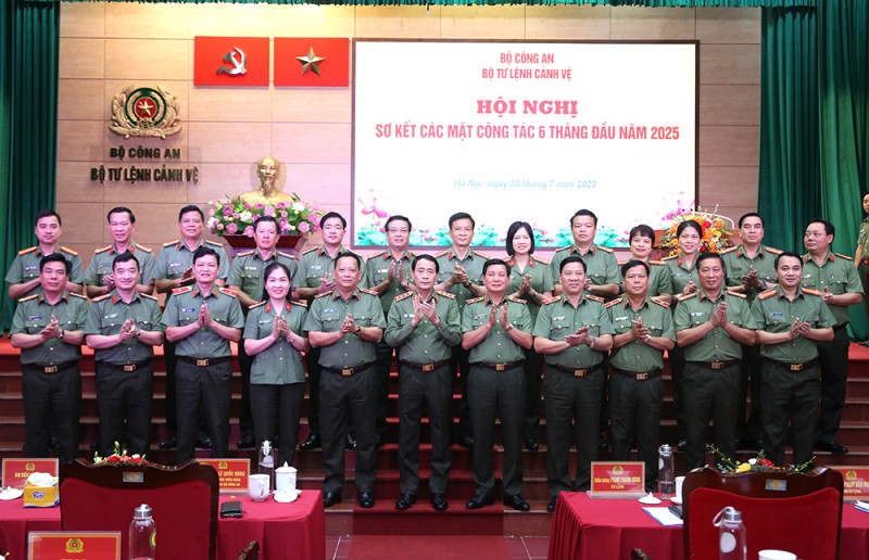 Thứ trưởng Lê Quốc Hùng và các đại biểu.