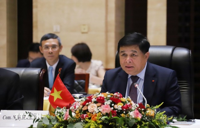 Phó Thủ tướng Nguyễn Chí Dũng phát biểu tại Hội đàm với Phó Thủ tướng Lào Saleumxay Kommasith. (Ảnh: Xuân Tú/TTXVN)