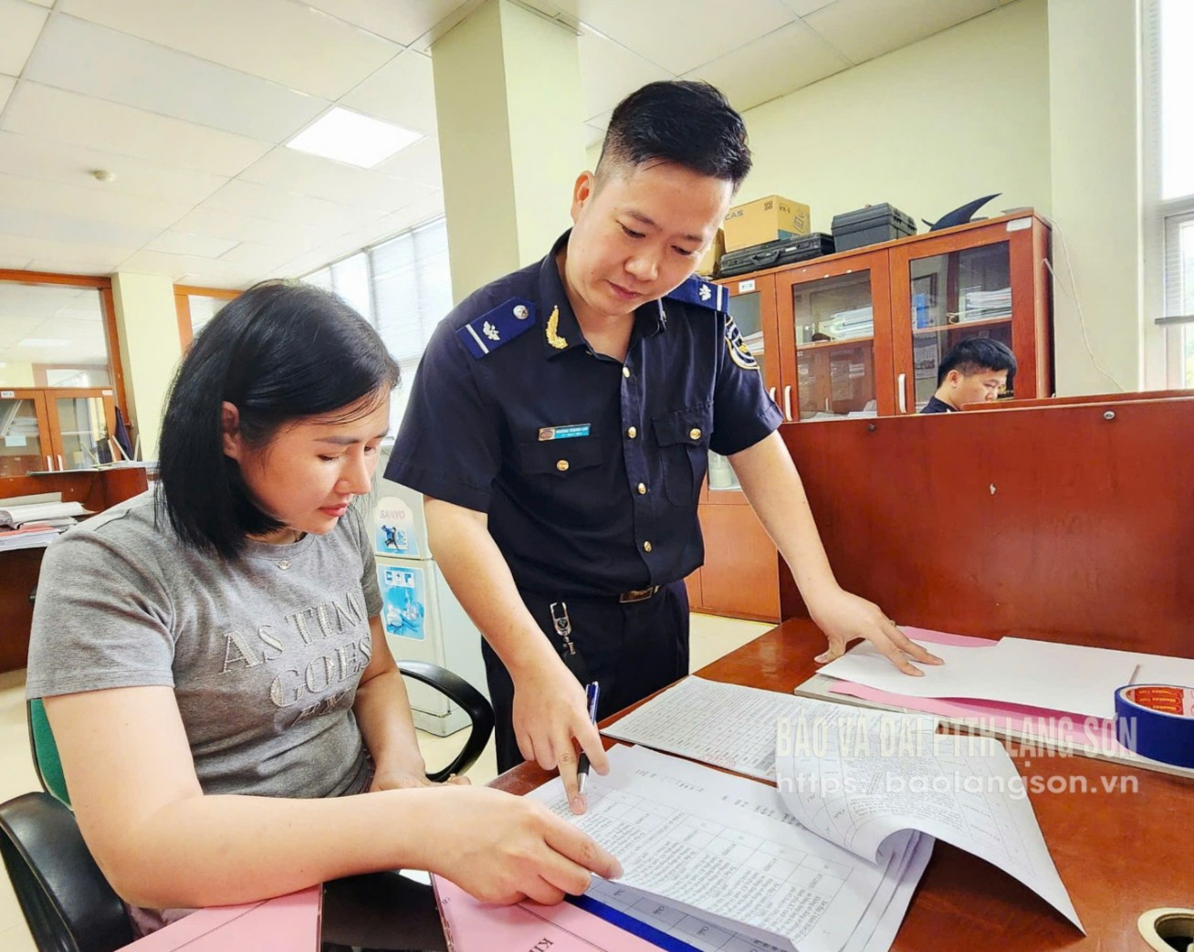 Cán bộ Hải quan Cửa khẩu Tân thanh hướng dẫn doanh nghiệp thực hiện thủ tục liên quan đến xuất nhập khẩu hàng hoá qua cửa khẩu